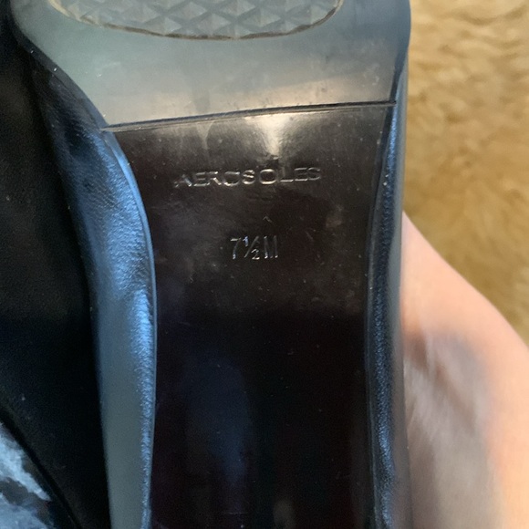 Aerosoles black leather almond toed pumps. Size 7 1/2 M. - Picture 7 of 11